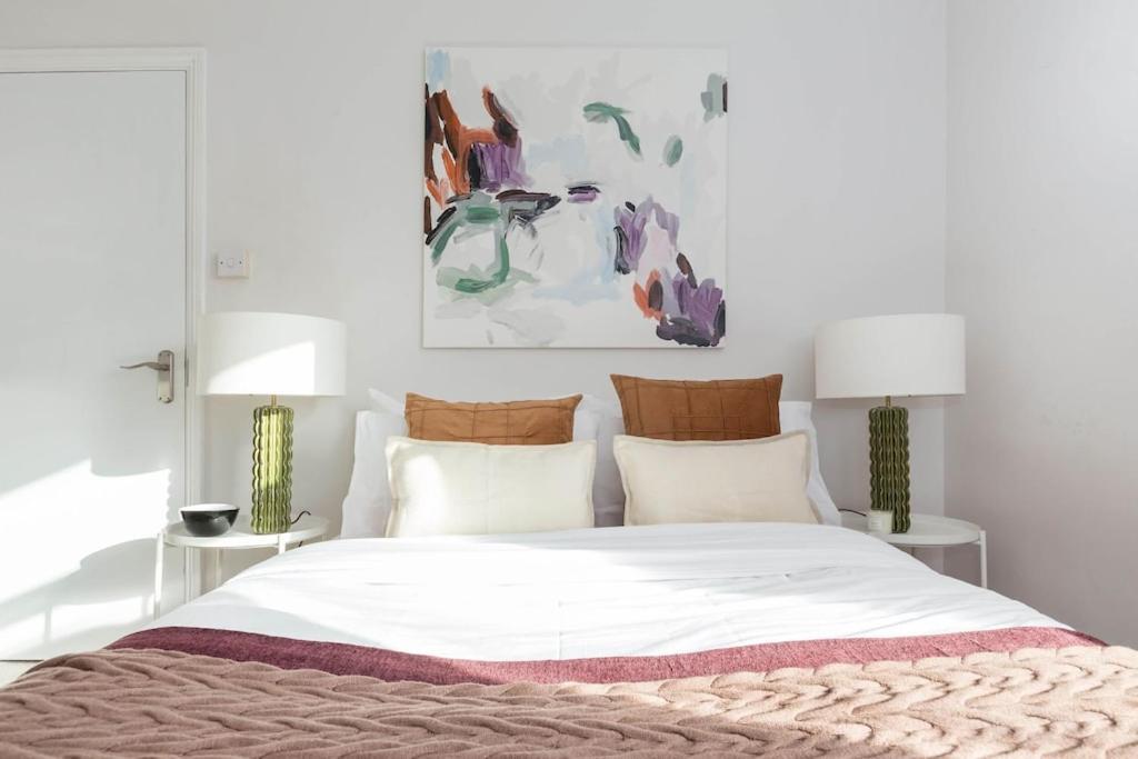 Newly Renovated Large 4/5 Bedroom Victorian Terrace House With Garden. Лондон Экстерьер фото